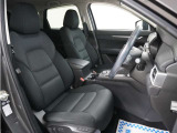 運転席のスペースはゆったりしていて、視界も広く確保されているので普段の運転からロングドライブまで快適です。