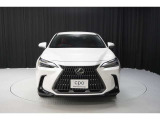 エクステリアは、一目でLEXUSとわかるスピンドルグリルを起点に、人が乗るキャビンの前後を大胆に絞り込んだ菱形のボディと力強く張り出したホイールフレアを融合させ、タイヤの存在を強調しています。