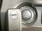 【キーレススタートシステム】カバンやポケットに入れたままでもドアの施錠・解錠が可能なスマートキーを装備。エンジンのオン・オフ時もカギを取り出す必要が無いからとっても便利です♪