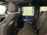 メルセデスのシートは少し硬めになっております。長時間の運転の際、適度な反発があることでお尻や腰の負担を減らす効果が御座います。