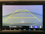 【バックカメラ】運転が苦手な方も車庫入れラクラクです!ギアをリバースに入れれば自動的に切り換わりますので、面倒な操作は不要です♪狭い駐車場もお車を傷つけず安心ですね!