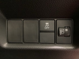 ハンドルの右側にはヘットライトリベライザーとVSA(ABS+TCS+横滑り抑制)の解除スイッチがついています。ヘッドライトリベライザーは道路状況や積荷の加重に応じてライトの高さを調節できます。