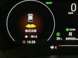 パーキングセンサーシステムは走行中に障害物が迫ると音と表示でお知らせ、低速走行時時の安心感を高めます