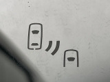 【ブラインドスポットモニター】走行中、ドアミラーの死角になりやすい箇所に後続車が接近するとサイドミラーのレンズに警告を表示!ドライバーに注意喚起をしてくれます。