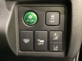 Hondaセンシング用の、VSA(ABS+TCS+横滑り抑制)解除と路外逸脱抑制機能のオンオフスイッチなどはハンドルの右側に装備しています。燃費に役立つECONボタンもここです。