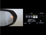 隣車線を走る車両をレーダーで検知し、ドアミラーでは確認しにくい後側方エリアに存在する車両に加え、急接近してくる車両も検知します。車両を検知するとドアミラーに搭載されたLEDインジケーターが点灯します。