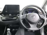 シックな色使いの運転席周りです!すっきりとしたデザインで上品な色使いです。居心地の良い運転席、長く座ってられるリラックスできるデザインがいいですね♪