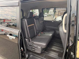 【スライドドア】後席スライドドアもしっかり開いて、足元もゆったりスペース☆車内の行き来もスムーズ、広いですよ〜(^o^)丿