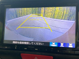 【バックカメラ】駐車時に後方がリアルタイム映像で確認できます。大型商業施設や立体駐車場での駐車時や、夜間のバック時に大活躍!運転スキルに関わらず、今や必須となった装備のひとつです!
