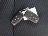 電子キーをポケットやカバンに入れているだけで、ドアの開錠・施錠が行えます。荷物を抱えていてもラクラク開閉です。エンジン始動も行えます。
