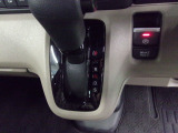 インパネシフトだから視線の移動も少なく足元もスッキリ。運転席もゆったりしているのでゆとりを持ってドライブできますね。