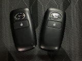 スマートキーを装備しています☆カギをカバンやポケットに入れて頂いた状態でドアロックの開閉やエンジンスタートをして頂けますよ!とても便利な装備です!