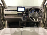 車内は光触媒抗菌消臭施工済です。スタイリッシュなデザインで暖かみのあるインパネ周りを演出します。グローブボックスやカップホルダーのほかにトレーなどたくさんの収納スペースが装備されています。