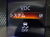 【横滑り防止】ハンドル操作や滑りやすい路面を走行中、横滑りを感知すると自動的に車両の進行を保つよう制御!