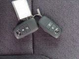 電子キーをポケットやカバンに入れているだけで、ドアの開錠・施錠が行えます。荷物を抱えていてもラクラク開閉です。エンジン始動も行えます。