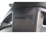ヘッドレストの後ろには「TYPE R」のロゴが刻まれています!
