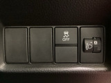 ハンドルの右側にはヘットライトリベライザーとVSA(ABS+TCS+横滑り抑制)の解除スイッチがついています。ヘッドライトリベライザーは道路状況や積荷の加重に応じてライトの高さを調節できます。