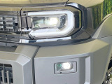 【LEDヘッドライト】悪天候や夜間走行時も良好な視界を確保し安心して運転できる高輝度LEDヘッドライトを装備!点灯速度が早く、消費電力も抑えられています。