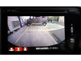 シフトレバーをリバース(バック)に入れるとナビ画面に自動でリアビューが映し出されます。運転が苦手な方、狭い車庫入れ等をサポートさせていただきます☆