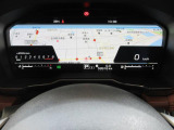 運転に必要な情報をグラフィカルに表示し、少ない視線移動で瞬時に認識できる先進的な液晶メーター。こちらはナビゲーション情報と連携する「地図画面」になります。