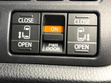 【両側スライドドア】駐車場で隣の車との間隔が狭く乗りにくい時、スライドドアなら安心!ドアオープン時も幅を取らず、開口部が広いので乗り降りがとっても簡単です。大きな荷物の出し入れも後席から可能♪