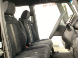 座面も厚みがあり背もたれも高く、広い足元にゆったり座れるシートです。運転席と助手席の間が空いている為、助手席側への移動がスムーズです。交通量の多い道でも助手席側から乗り降りができます。