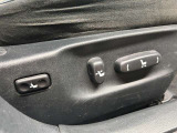 【パワーシート】電動でシートポジションの変更が可能です。手動式より細かくシート設定が可能ですのでより快適な姿勢でドライブを楽しんで頂けるでしょう。