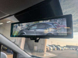 インテリジェントルームミラー搭載で、車の後方に設置されたカメラ映像を映し出してシートバックやヘッドレスト、同乗者に視界が遮られることがなく視認性が非常に良いです