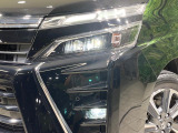 【LEDヘッドライト】悪天候や夜間走行時も良好な視界を確保し安心して運転できる高輝度LEDヘッドライトを装備!点灯速度が早く、消費電力も抑えられています。