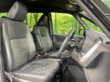 運転席まわりには十分なスペースがあり、大柄な方でもゆったり運転していただける環境です。