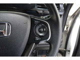 Hondaセンシングの機能のひとつ、アダプティブクルーズコントロール付!アクセルから足を離しても設定したスピードと前車との車間を保ち走行してくれます!車線維持もアシスト☆高速道路で疲労軽減ですね☆
