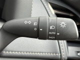 【オートライト(AUTO)】外の明るさをシステムが感知して、自動でヘッドライトが点灯します。ヘッドライトをつけ忘れを防ぐ便利機能です。