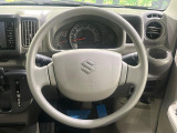インテリアに合わせたデザインのステアリングは、運転される方のことも考え、運転しやすい形状、大きさです。是非一度、実際に触ってお確かめください。