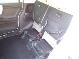 ◆チップアップ&ダイブダウン機構付【ULTR SEAT】は後席座面を左右分割で跳ね上げることができます。トランクで積載できない背の高い荷物をラクラク収納できます。ホンダ車ならではの人気装備です。