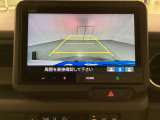 バックでの車庫入れも安心です!リアカメラが付いているバックモニター付のディスプレイオーディオを装備しております。操作線もついており距離感も画面から確認できます。