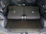後席を倒せば広々とした荷室に。用途に合わせて使える便利なシートアレンジが可能です。