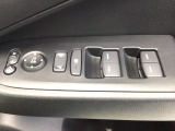 運転席のスイッチで全てのウィンドウの開閉操作を行うことができます。ロックボタンをONにしておくと、運転席以外のウィンドウは作動しないのでお子様を乗せているときなども安心ですね♪