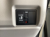 左側電動スライドドアは運転席からでも操作ができるように、ハンドル付近に開閉の操作スイッチが付いています。