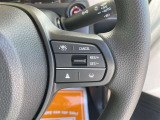 【クルーズコントロール】アクセル操作なしで一定速度を保つ機能。先行車との距離を自動調整する追従型が主流で、高速走行時の疲労を劇的に軽減します。長距離移動が多いお客様への商談では必須の快適装備です。