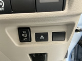 スライドドアの下に足先を入れてすぐ引くと、自動的にスライドドアが開閉します。荷物で両手がふさがった状態でも、ドアの開閉ができてとても便利です♪