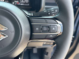 【クルーズコントロール】アクセル操作なしで一定速度を保つ機能。先行車との距離を自動調整する追従型が主流で、高速走行時の疲労を劇的に軽減します。長距離移動が多いお客様への商談では必須の快適装備です。