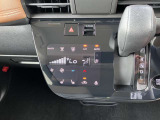 設定した温度をしっかりキープしてくれるオートエアコンで車内はいつでも快適です。タッチパネル式で凹凸がないからお掃除もラクラク♪