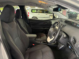 運転席の画像です。足元やシートまわりに余裕があり、リラックスした姿勢で運転が可能です。視界も良好で操作系へのアクセスもしやすく、快適で安心感のあるドライブをサポートします。