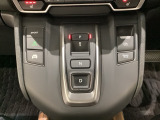 シフトはセレクトレバーのなくなったエレクトリックギアセレクターになっています。右側に電子制御パーキングブレーキがあります。スイッチひとつでブレーキ力を自動的に最適制御できるパーキングシステムです。