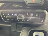 【オートエアコン】一度お好みの温度に設定すれば、車内の温度を検知し風量や温度を自動で調整。暑い&hellip;寒い&hellip;と何度もスイッチ操作をする必要はありません。快適な車内空間には必須の機能ですね♪