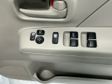 運転席のスイッチで全てのウィンドウの開閉操作を行うことができます。ロックボタンをONにしておくと、運転席以外のウィンドウは作動しないのでお子様を乗せているときなども安心ですね♪