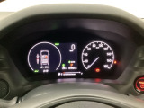 ハイブリット車専用のメーターです。右側の大型スピードメーターに加え、ステアリングスイッチを使って左のマルチインフォメーション・ディスプレイで燃費や動力伝達などの情報が見れるようになっています。
