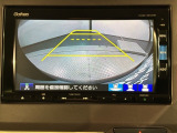 リバースギアに入れるだけで後方の表示へ切り替わります。夜間や雨の日の駐車も楽になりますよ。
