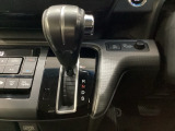 CVT車のセレクトレバーです。低速から高速まで、変速ショックのないスムーズな走りを実現するとともに、エンジン効率のよい領域を維持することで燃費にも貢献します。