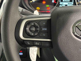 ナビゲーションやオーディオなどの操作がハンドルの手元でできるステアリングスイッチが付いてます